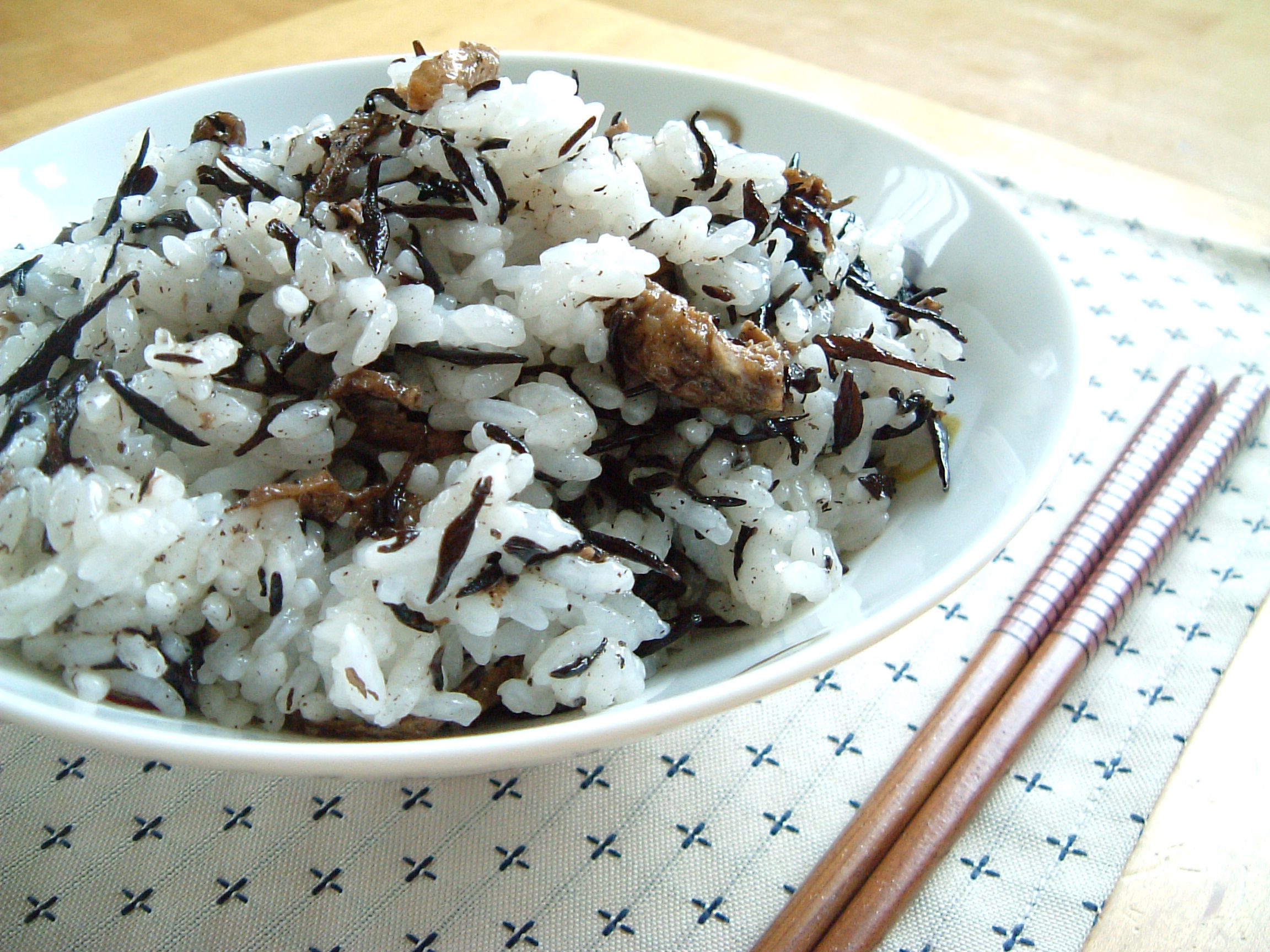 昨日の残りの【ひじきの煮物】を混ぜただけ-ひじきごはん