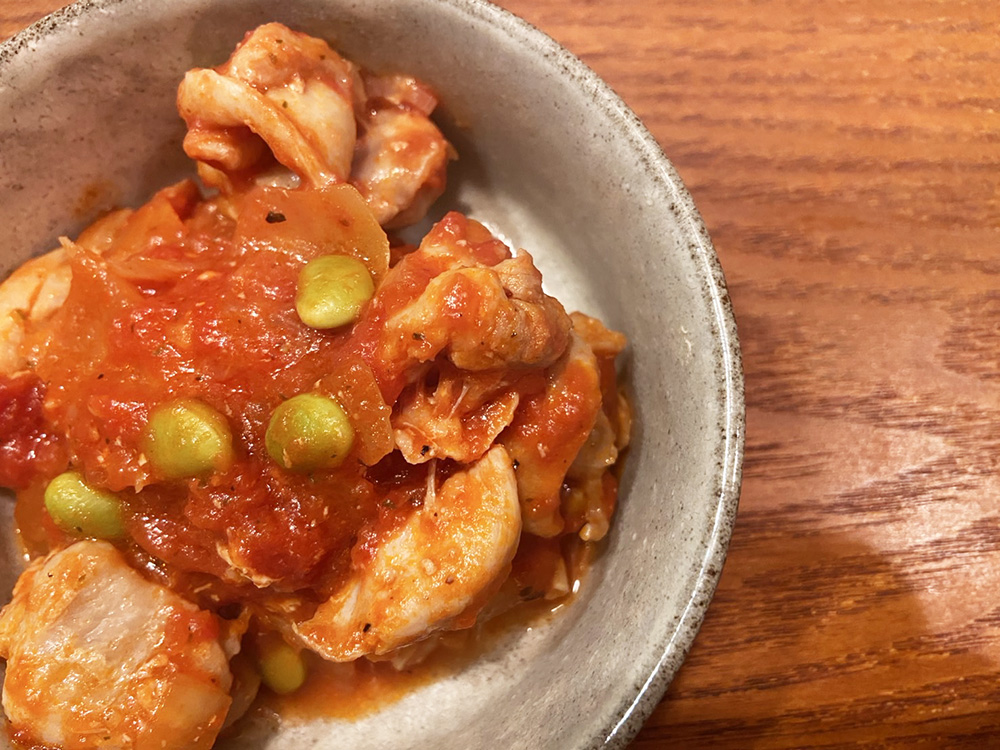 トマト缶でつくる【チキンのトマト煮】は、煮込むだけの手間いらず