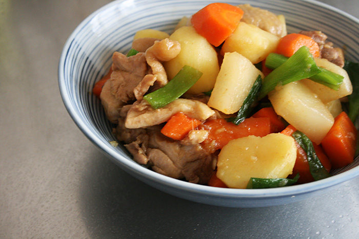 彩が美しい、鶏肉と野菜の煮物